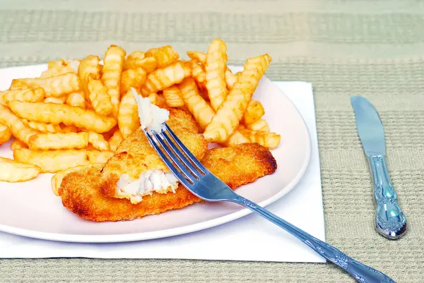 Pescado y patatas fritas con cubiertos — Foto de Stock