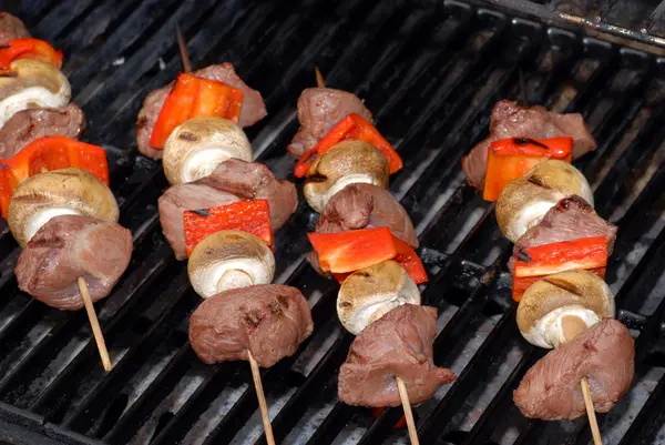 Vier rundvlees kabobs op een barbecue-grill — Stockfoto