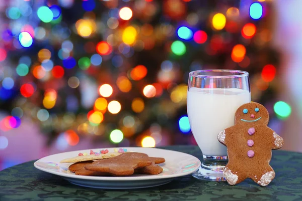 Biscuits au pain d'épice pour hommes et lait pour Père Noël — Photo