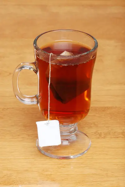 Taza de té de vidrio con bolsa — Foto de Stock
