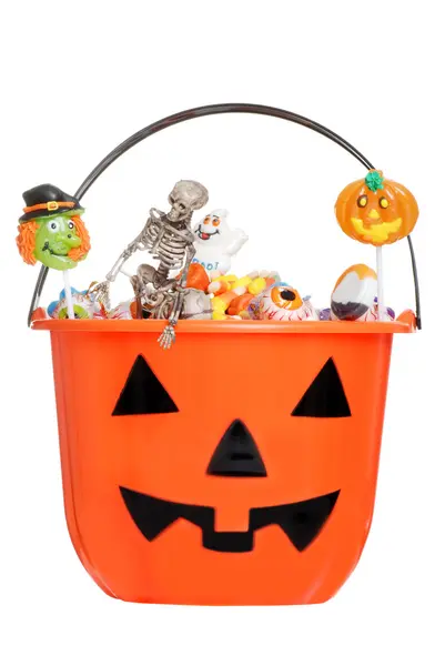 Halloween pumpkin pail filled with candy — Stock Photo, Image