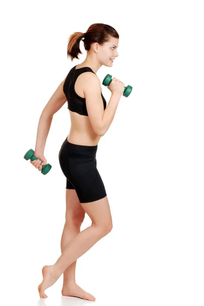 Счастливая женщина, упражняющаяся со свободными весами — стоковое фото