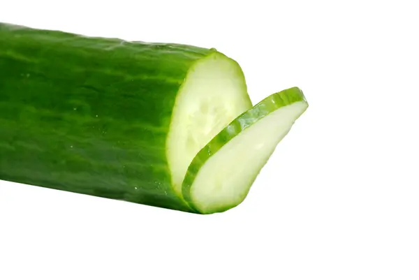 Geïsoleerde komkommer gesneden focus op segment — Stockfoto