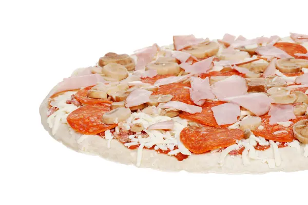 Na białym tle niegotowane pizza — Zdjęcie stockowe