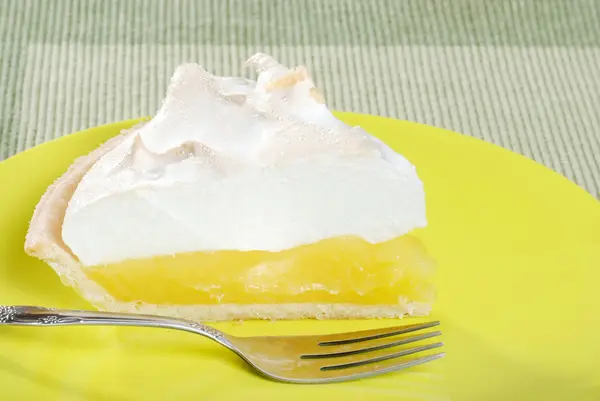 Лимонний пиріг, що зливається на тарілці — стокове фото