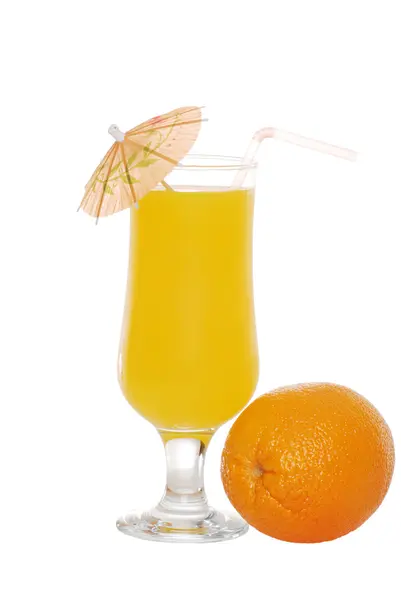 Bir şemsiye ve saman ile portakal suyu — Stok fotoğraf