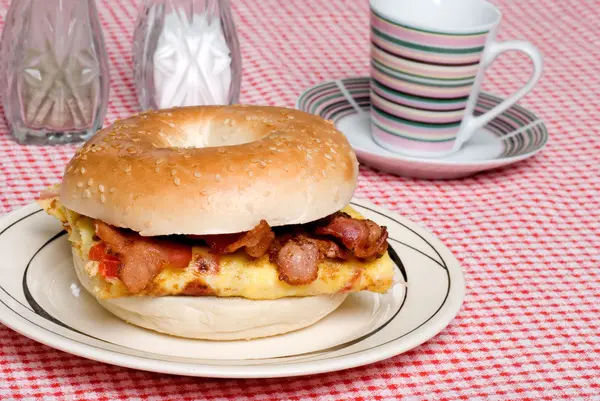 Omelette avec sandwich au bacon — Photo