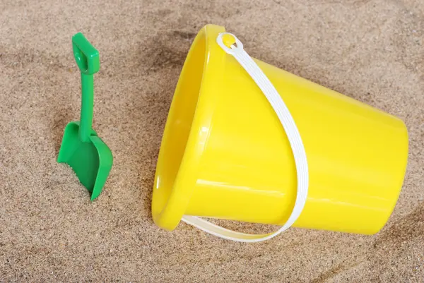 Pail and shovel in the sand — Stock Photo, Image