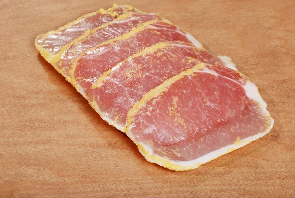 Bacon de peameal na placa de corte de madeira — Fotografia de Stock