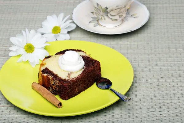 Λίρα κέικ με κρέμα μαστίγιο και ένα ξυλάκι κανέλα — Φωτογραφία Αρχείου