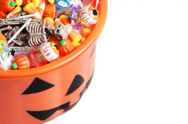 Top vista halloween balde de abóbora com doces — Fotografia de Stock