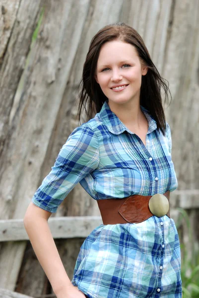 Jovem mulher do campo com cerca de madeira — Fotografia de Stock