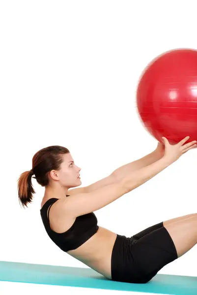 Mujer joven sosteniendo pelota de ejercicio — Foto de Stock