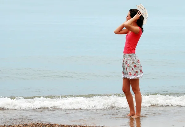Νεαρή γυναίκα απολαμβάνει την παραλία — Φωτογραφία Αρχείου