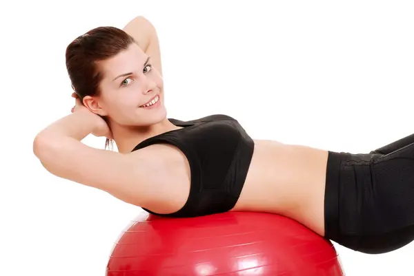 Молодая женщина с мячом для упражнений — стоковое фото