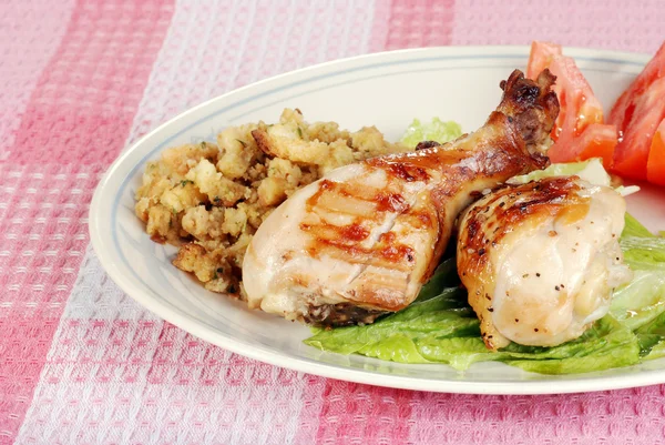 Barbecue chicken drumsticks with stuffing and vegetables — Stock Photo, Image