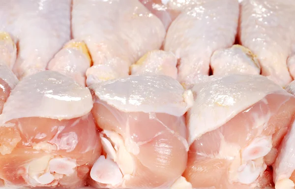 Closeup raw chicken drumsticks shallow DOF — Stock Photo, Image
