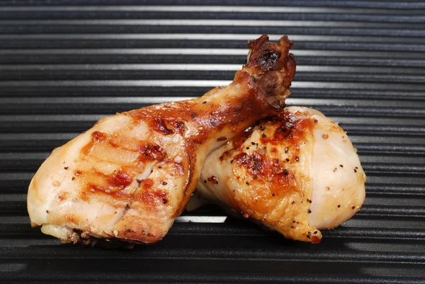 Zwei Hühnertrommeln auf einem Grill — Stockfoto