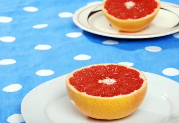 Два красных грейпфрута — стоковое фото