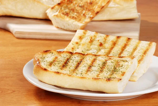 Twee sneetjes knoflook brood — Stockfoto