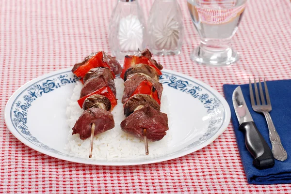 Two shish kabobs on a bed of white rice — Stock Photo, Image