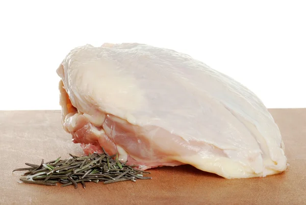 Surowe piersi z kurczaka z rozmarynem — Zdjęcie stockowe