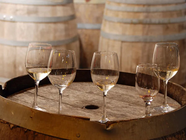Används vinglas på en gammal vinfat — Stockfoto