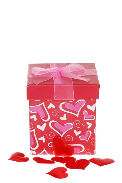 Caixa de presente dos namorados com corações vermelhos — Fotografia de Stock