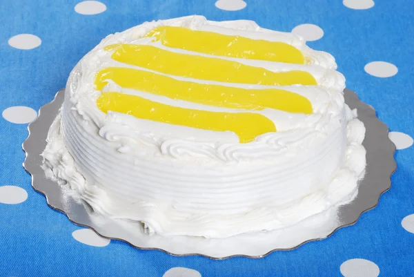Ванільний лимонний торт на срібній тарілці — стокове фото