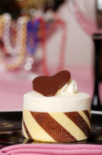 Dessert gâteau au chocolat blanc gros plan — Photo