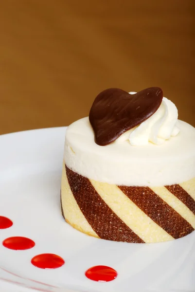 캔디 하트 화이트 초콜릿 케이크 — 스톡 사진
