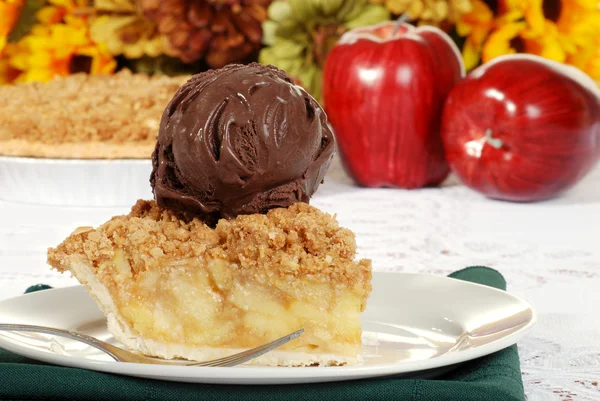 Äpple smulpaj med mörk choklad glass och gaffel — Stockfoto