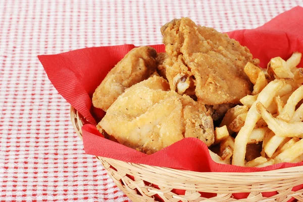 Nahaufnahme gebratenes Hühnchen und Pommes frites — Stockfoto