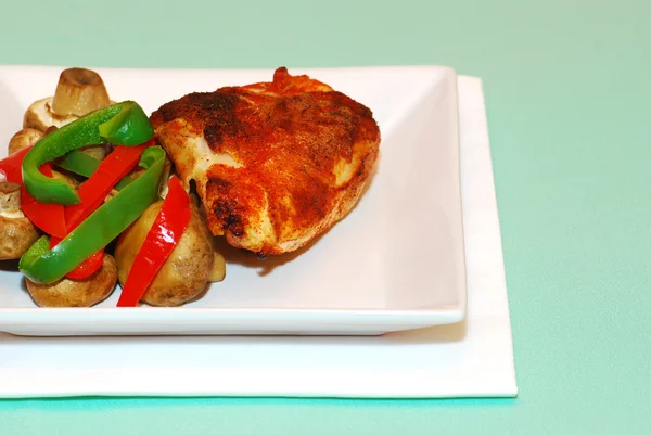 Pollo frito con pimientos y setas — Foto de Stock