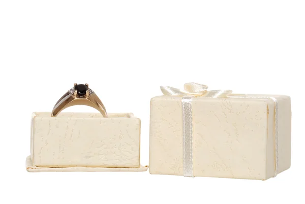 Mens blauwe saffier ring in een crème gekleurde sieraden doos — Stockfoto