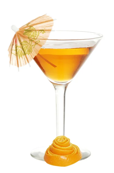 Апельсиновый мартини с зонтиком — стоковое фото