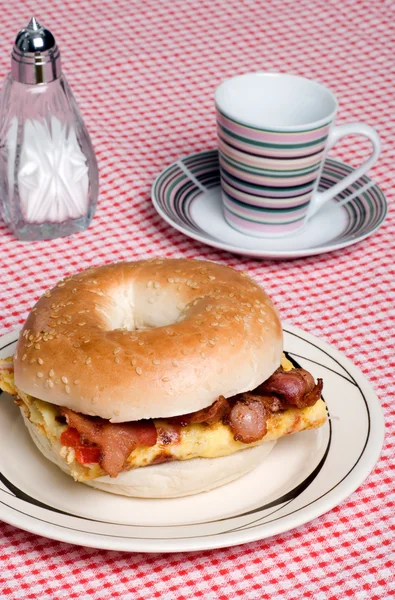 Omelet con panino al bacon con caffè — Foto Stock