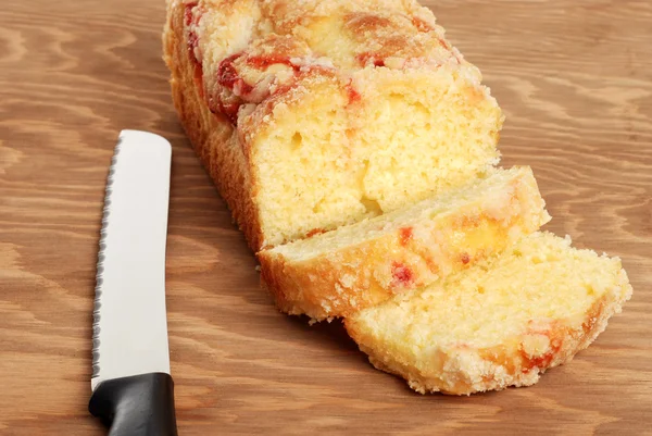 Малиновый торт с ножом — стоковое фото