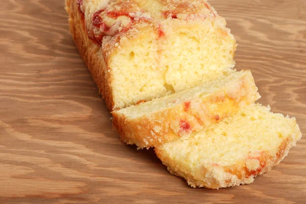 Raspberry pound cake on a cutting board — Stock Photo, Image