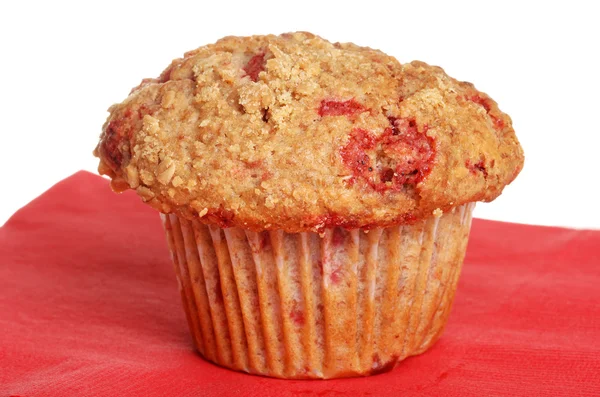 Muffin de trigo integral framboesa no guardanapo vermelho — Fotografia de Stock
