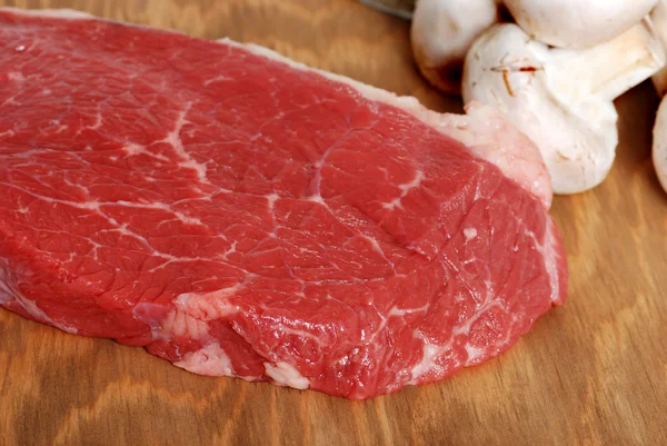 Çiğ biftek mantar ile — Stok fotoğraf