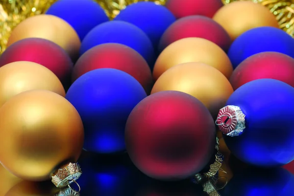Palle di Natale in oro rosso blu — Foto Stock