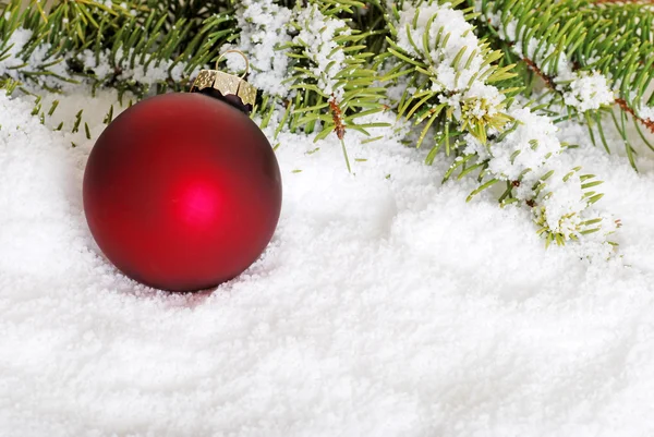在雪地里的红色圣诞球 — 图库照片