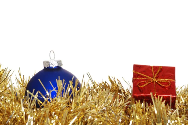 Natal vermelho apresentar um ornamento azul — Fotografia de Stock