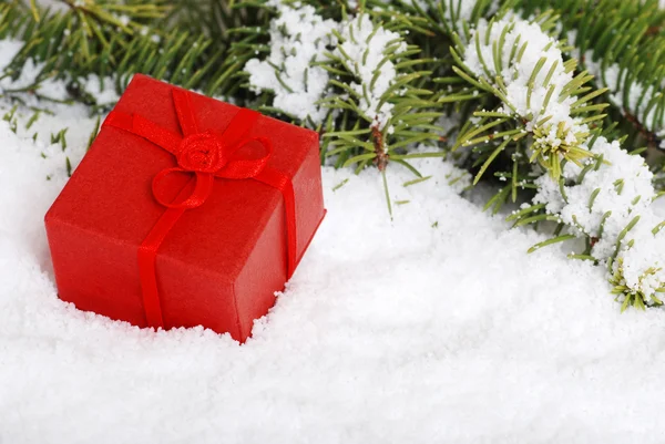 Κόκκινο χριστουγεννιάτικο δώρο στο χιόνι — Φωτογραφία Αρχείου