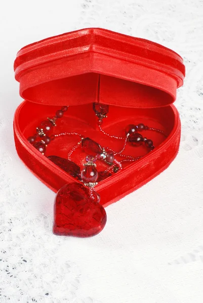 Rött halsband i mitt smyckeskrin — Stockfoto