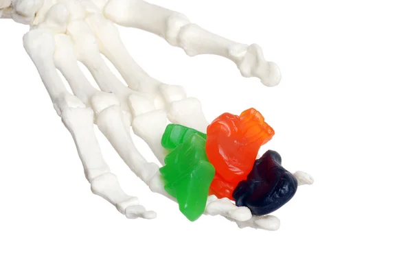 Skelett Hand bietet Süßigkeiten — Stockfoto