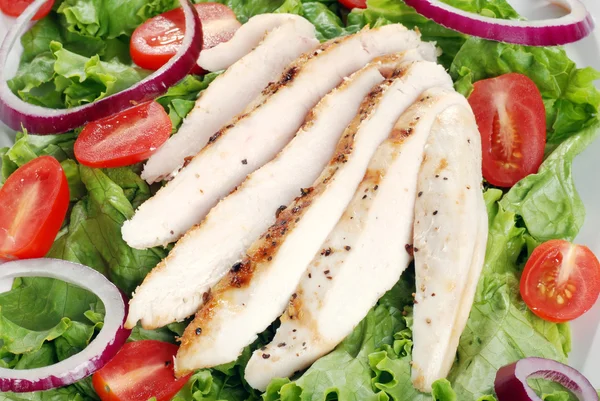 Salada de frango grelhado com vista superior — Fotografia de Stock