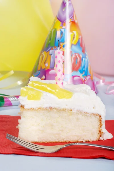 Cytrynowy tort urodzinowy z widelcem — Zdjęcie stockowe