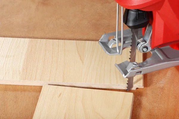 Jigsaw e piso de madeira cortada — Fotografia de Stock